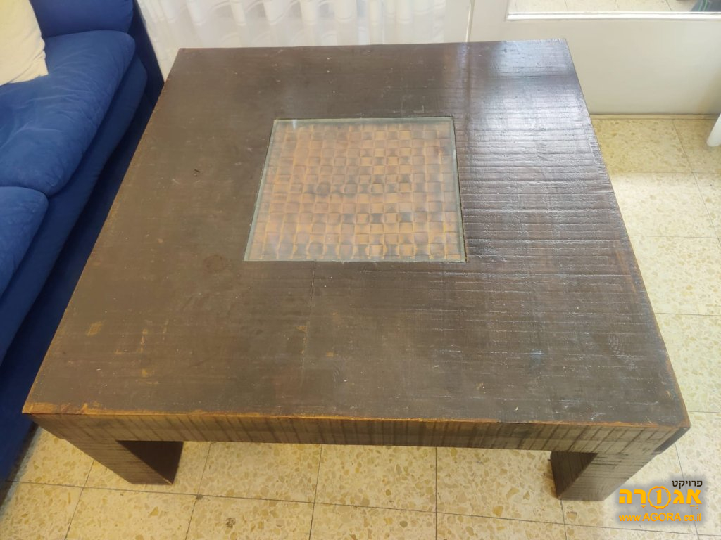 שולחן עץ כהה עם פלטת זכוכית במרכז