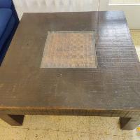 שולחן עץ כהה עם פלטת זכוכית במרכז