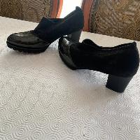 נעליים 38/39 לאישה בצבע שחור לתקופת מע