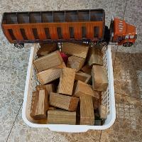 קופסה עם קוביות עץ למשחק+ משאית
