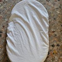 מזרן לעריסה לתינוק עם סדין