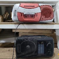שני מכשירי רדיו