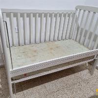 מיטת תינוק שהפכה למיטת מעבר