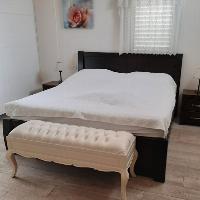 מיטה זוגית גדולה ללא מזרן