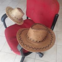 2 כובעים