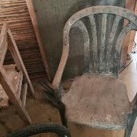 כיסא פלסטיק וכיסא עץ